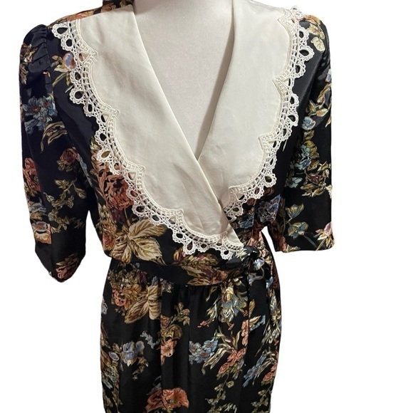 Vintage Floral Shoulder Pad Casual - 1/2 Wrap
Midi Dress
Uni Mondo - Size 12 - Picture 3 of 11